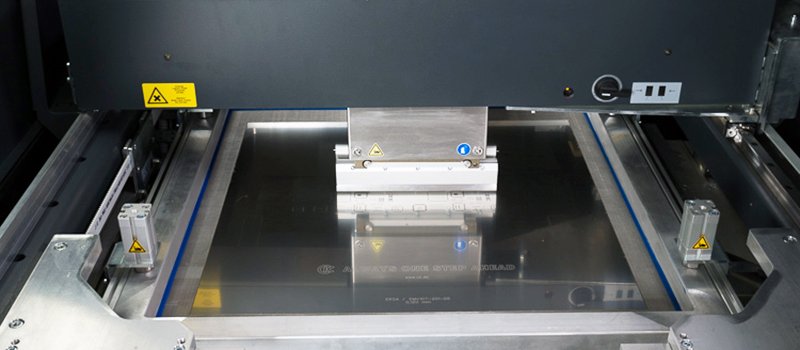 VERSAPRINT 2: Proven pneumatic squeegee clamping and adjustable stencil tray